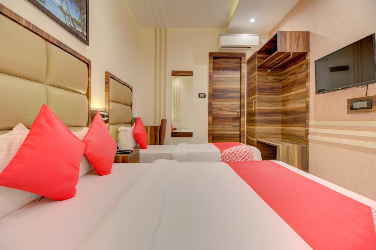 OYO 76180 Hotel Meriton Bombay Esterno foto