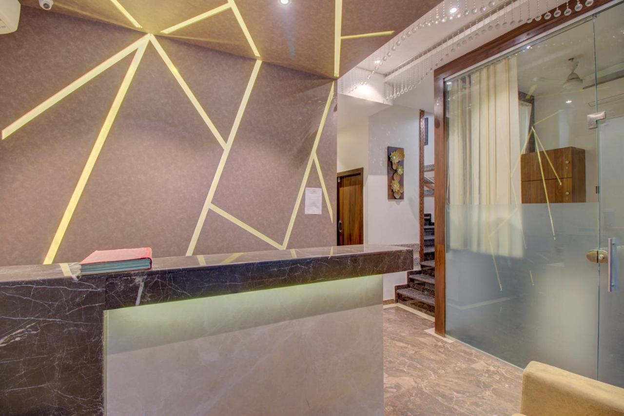 OYO 76180 Hotel Meriton Bombay Esterno foto
