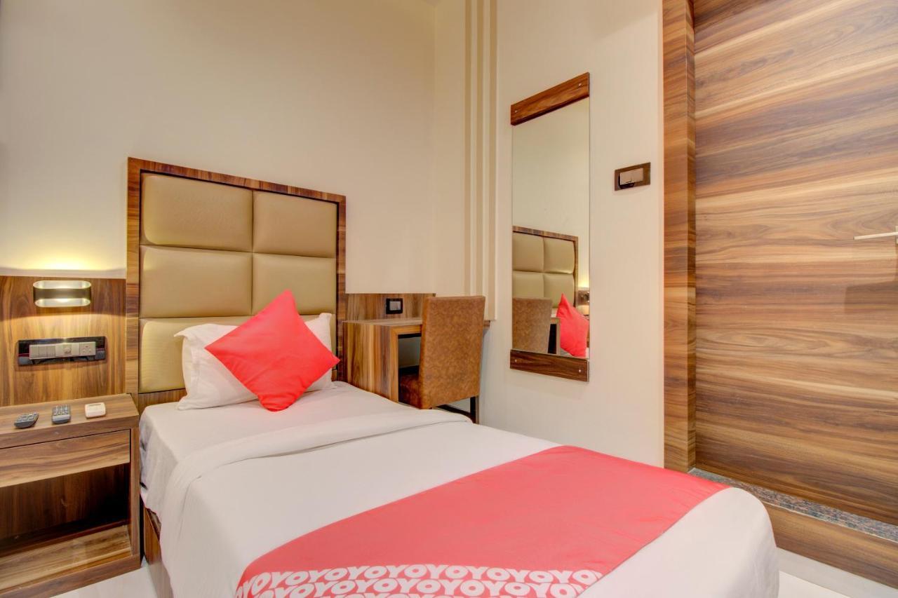 OYO 76180 Hotel Meriton Bombay Esterno foto