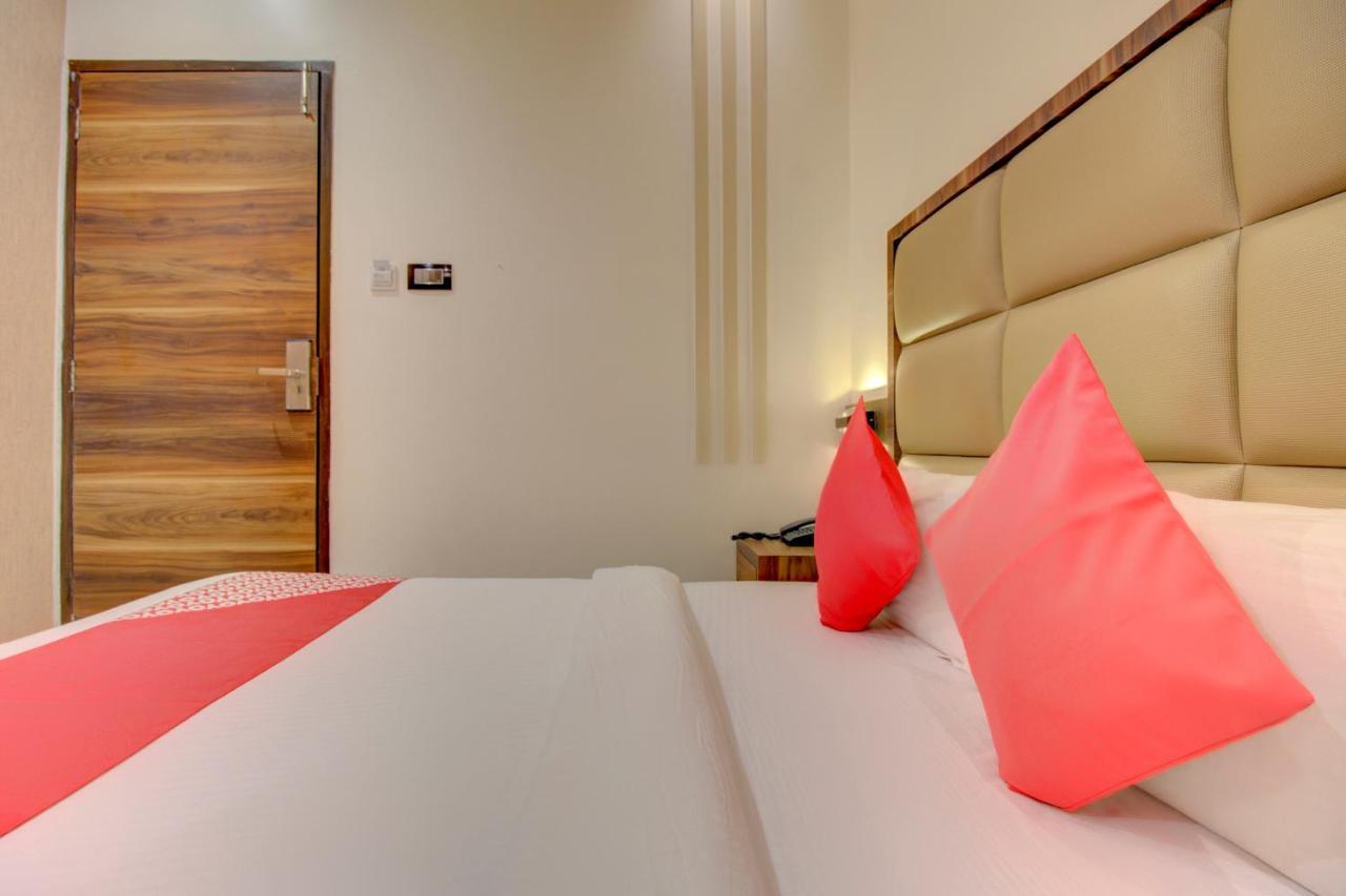 OYO 76180 Hotel Meriton Bombay Esterno foto
