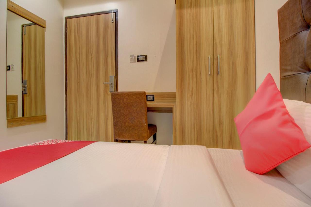 OYO 76180 Hotel Meriton Bombay Esterno foto