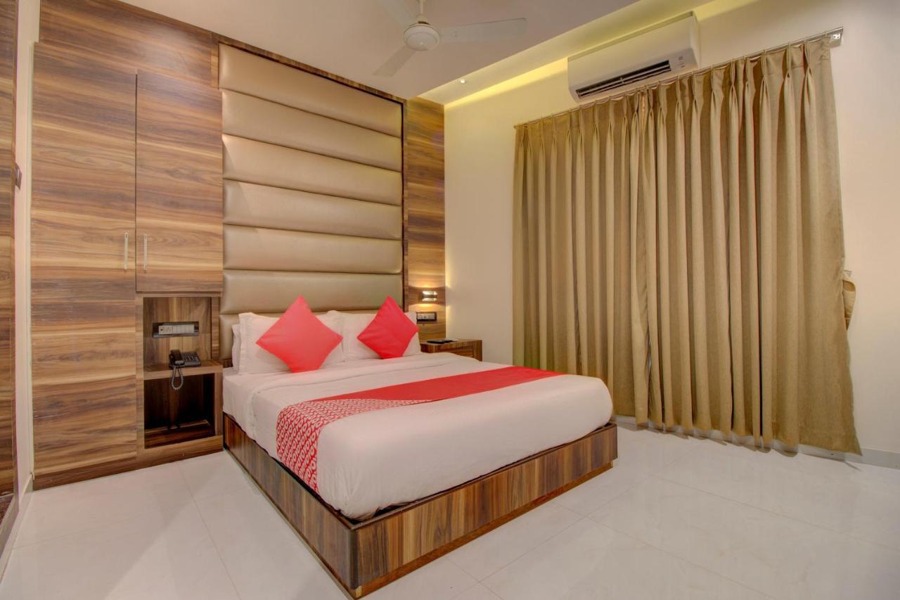 OYO 76180 Hotel Meriton Bombay Esterno foto