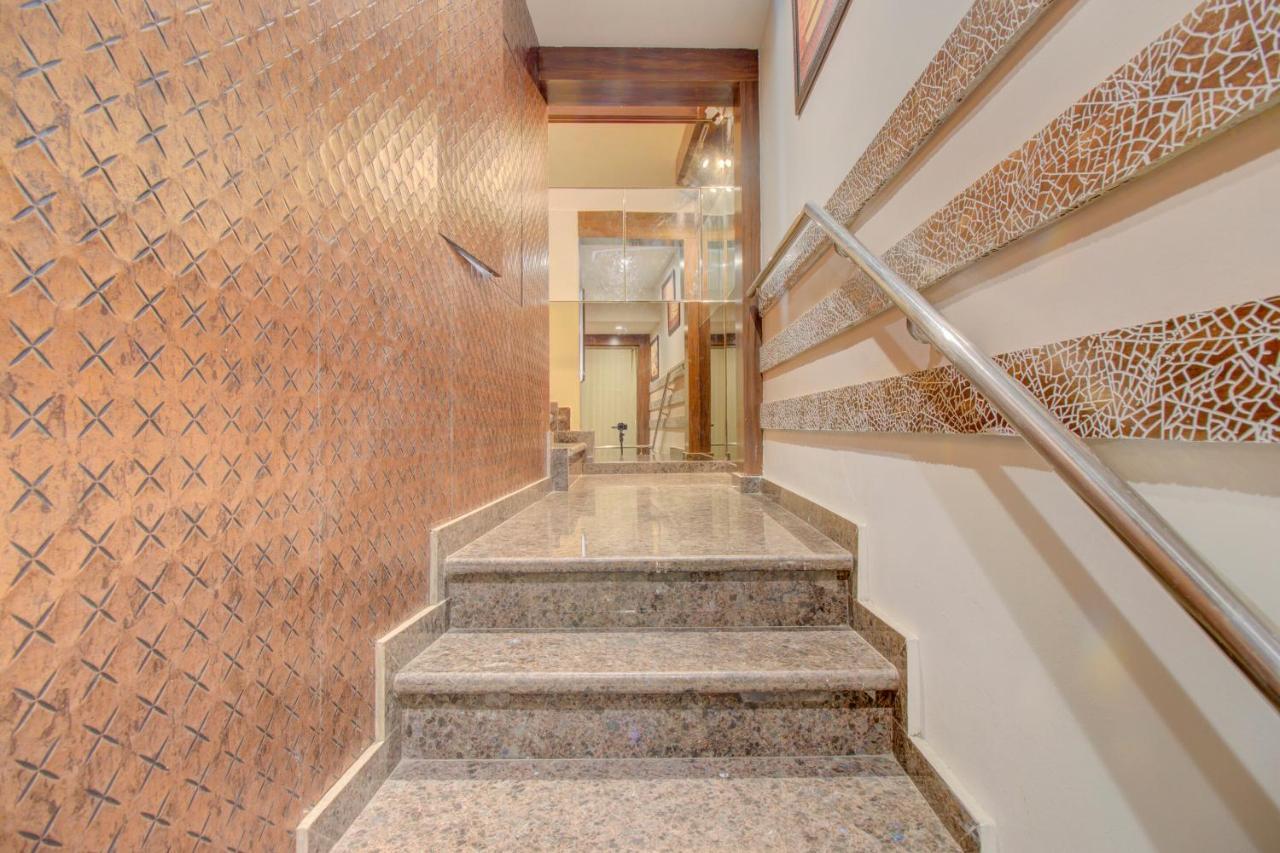 OYO 76180 Hotel Meriton Bombay Esterno foto