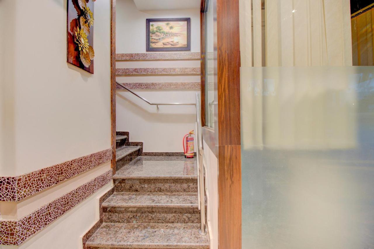 OYO 76180 Hotel Meriton Bombay Esterno foto