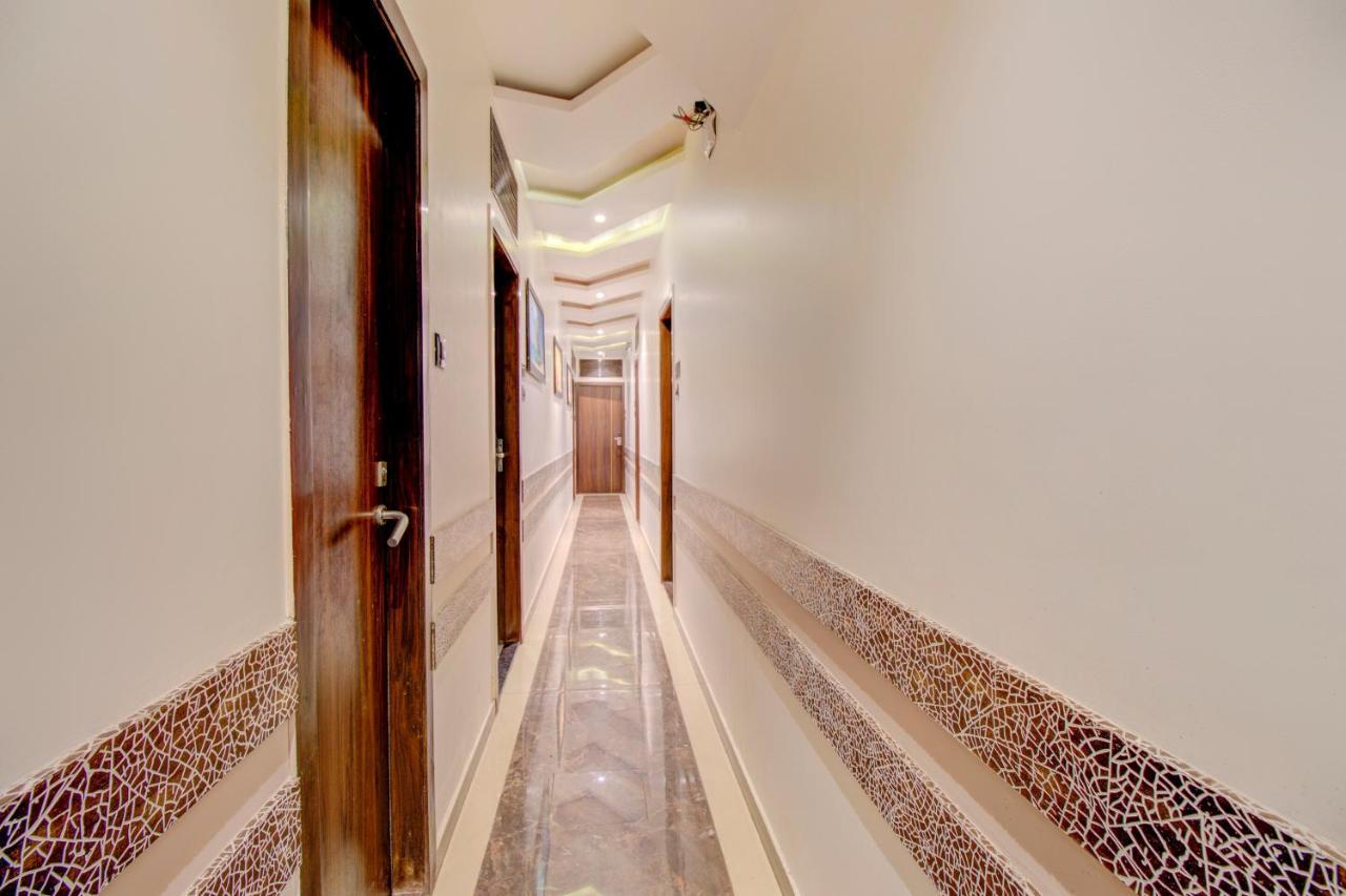 OYO 76180 Hotel Meriton Bombay Esterno foto