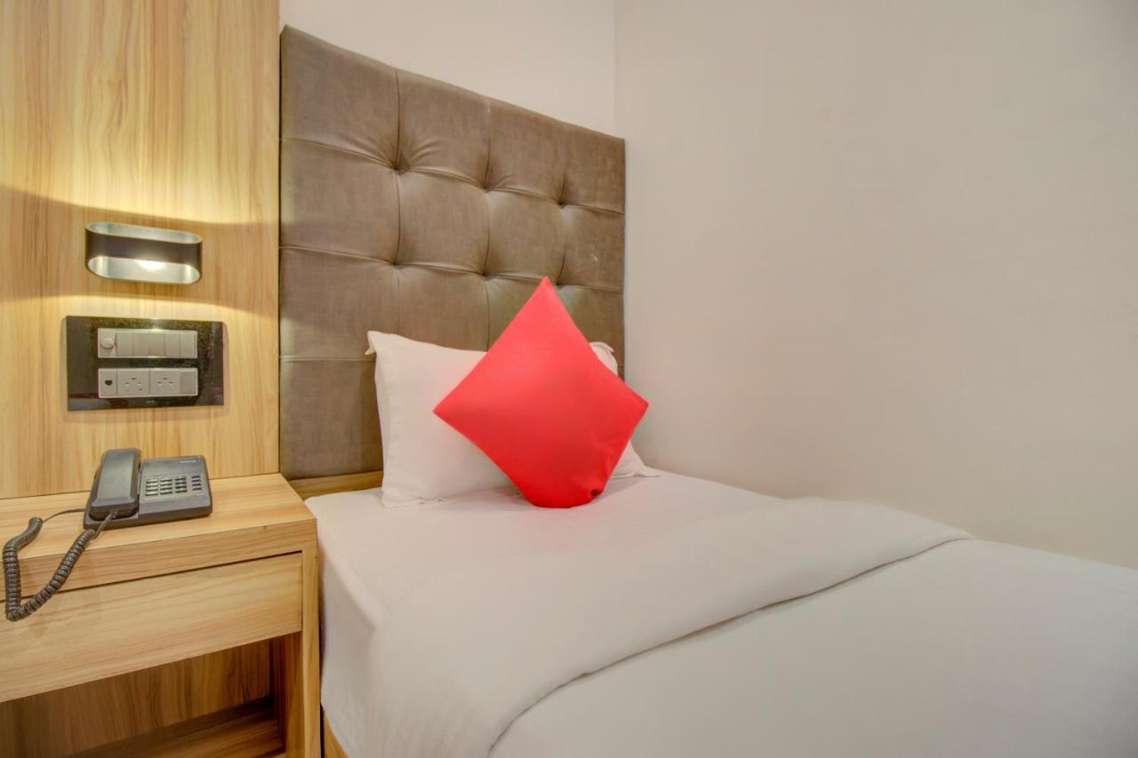 OYO 76180 Hotel Meriton Bombay Esterno foto