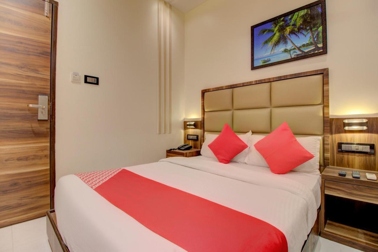 OYO 76180 Hotel Meriton Bombay Esterno foto