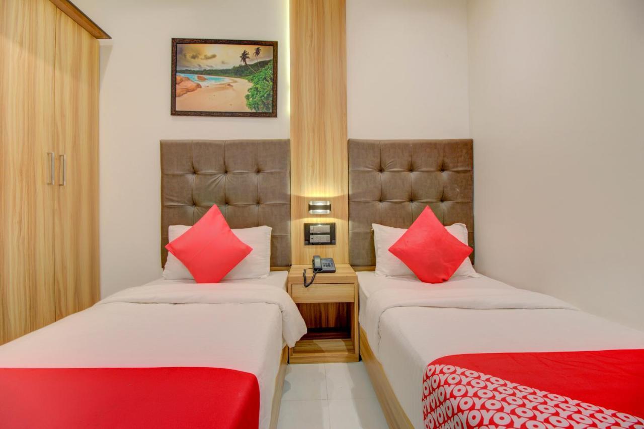 OYO 76180 Hotel Meriton Bombay Esterno foto