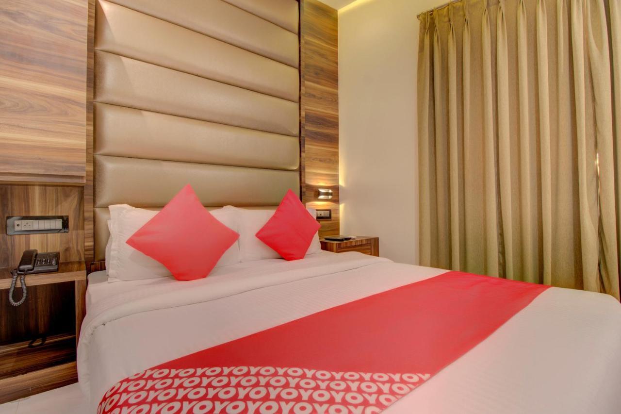 OYO 76180 Hotel Meriton Bombay Esterno foto