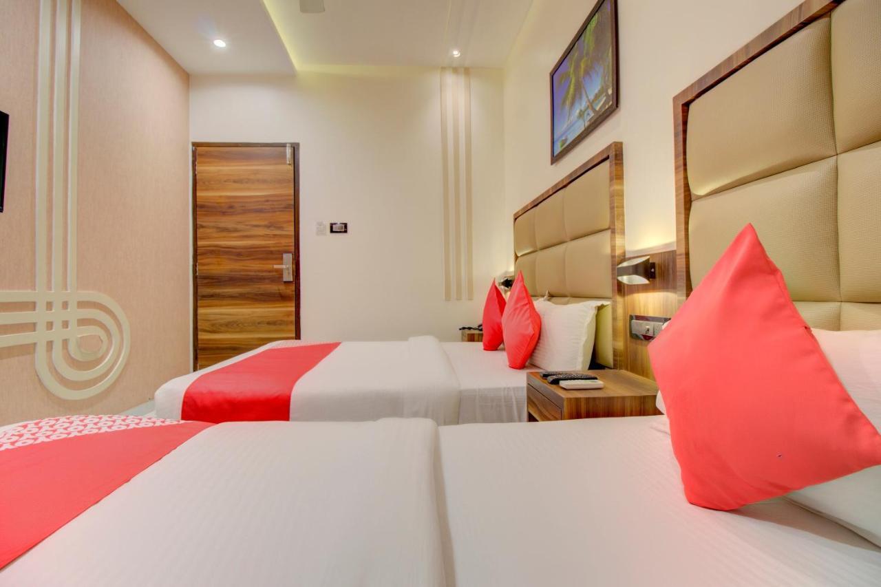 OYO 76180 Hotel Meriton Bombay Esterno foto
