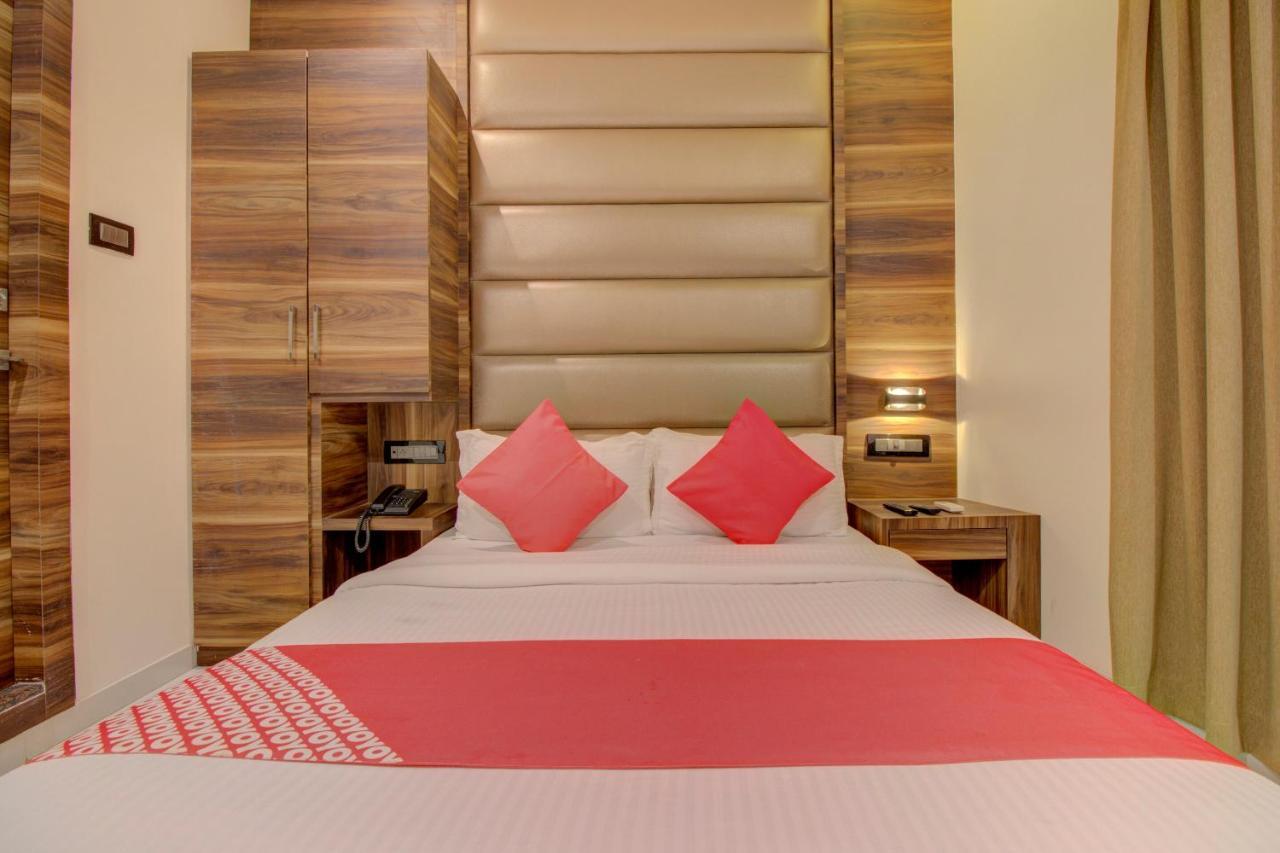 OYO 76180 Hotel Meriton Bombay Esterno foto