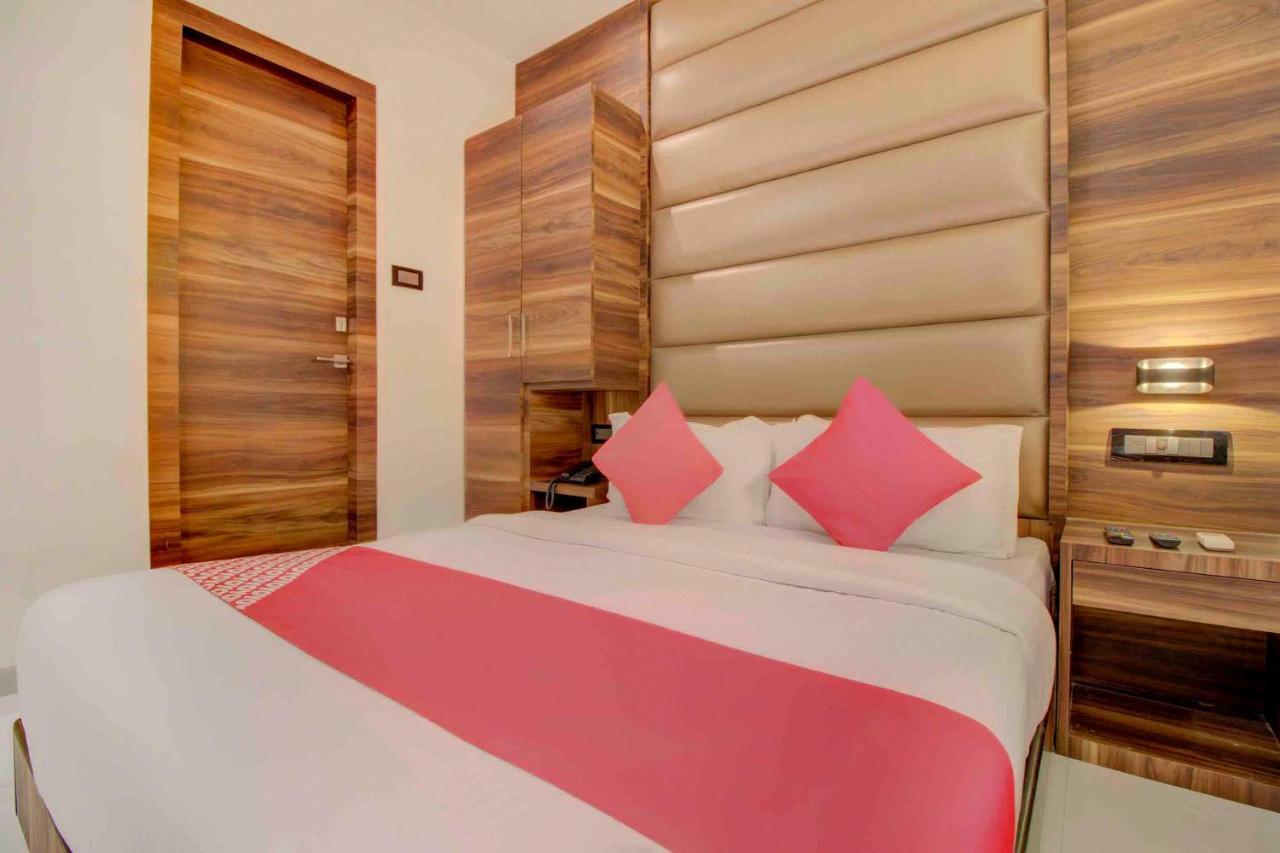 OYO 76180 Hotel Meriton Bombay Esterno foto