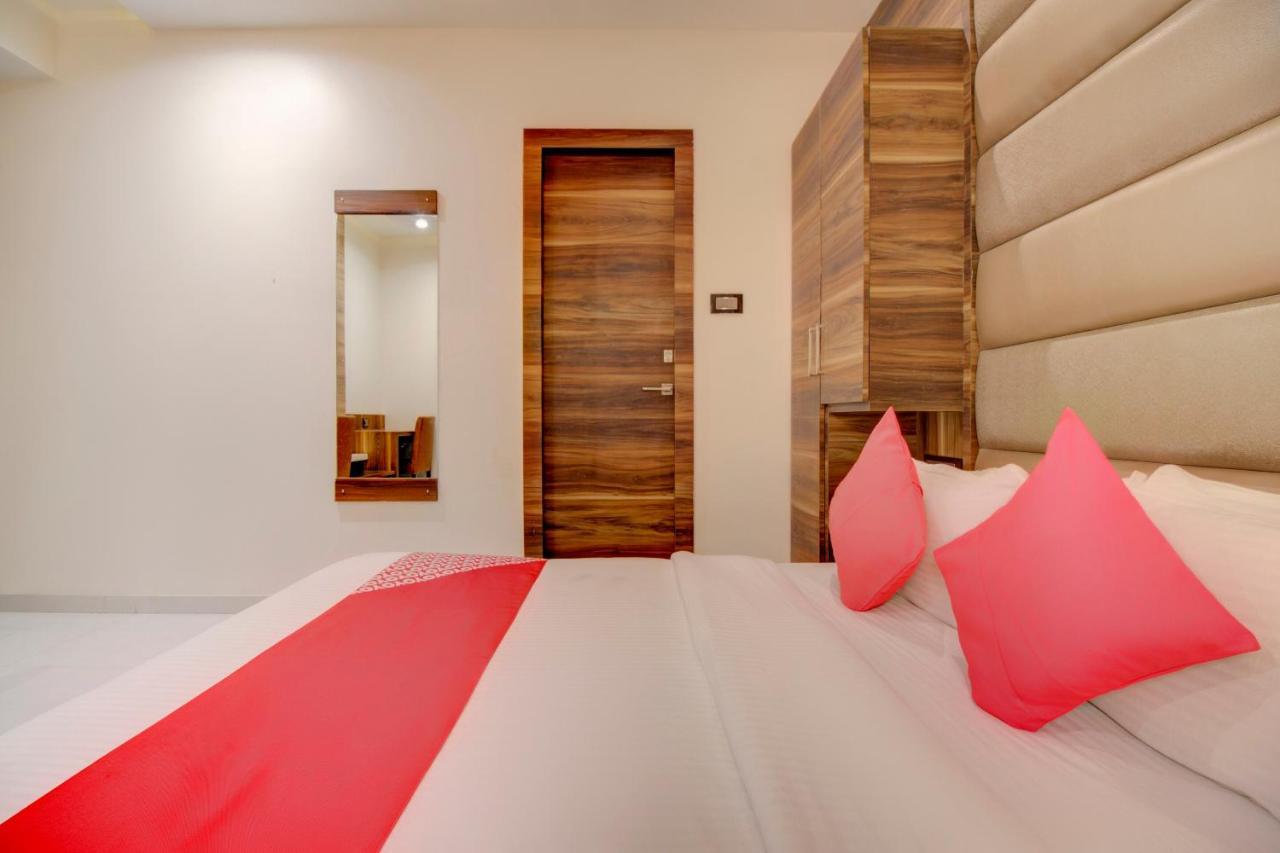 OYO 76180 Hotel Meriton Bombay Esterno foto